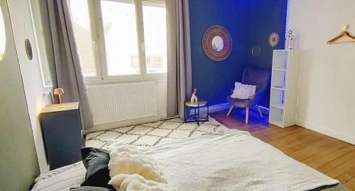 a bedroom with a bed and a blue wall at REPOS 150m plage Coeur de Berck in Berck-Plage