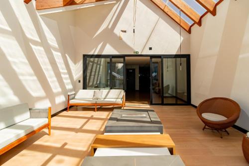 a living room with a couch and a table at Ap com piscina, ótima localização in Canela