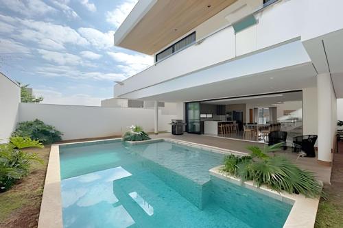 Bazén v ubytování Modernidade e alto padrão em Cotia nebo v jeho okolí