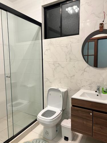 ein Badezimmer mit Toilette, Dusche und Waschbecken in der Unterkunft #3 Departamento de 2 habitaciones en el centro de Tarija! in Tarija