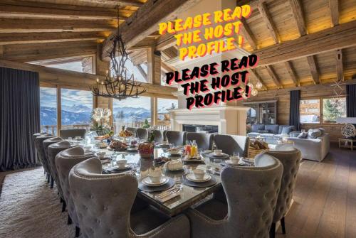 モルジヌにあるLuxury Morzine Chalet & Poolの長いテーブルと椅子のある長いダイニングルーム