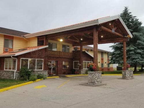 a building with a pavilion in a parking lot at Sandpoint Inn in Ponderay