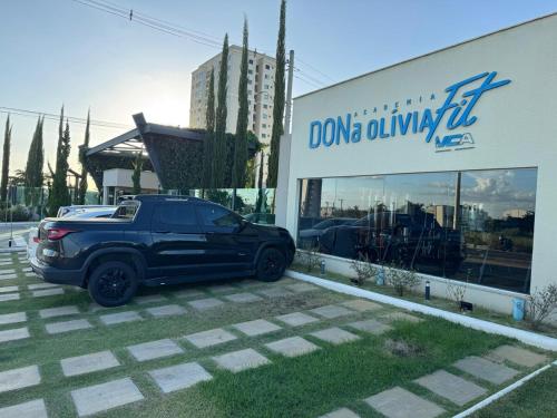 a blue suv parked in front of a building at Casa Arruda Climatizada 5 proximo shopping boulevard in Vitória da Conquista