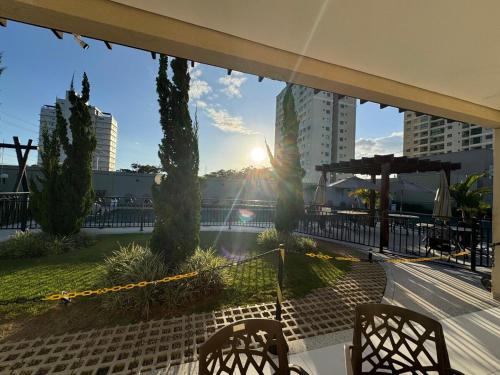 a view of the sun setting through a window at Casa Arruda Climatizada 5 proximo shopping boulevard in Vitória da Conquista