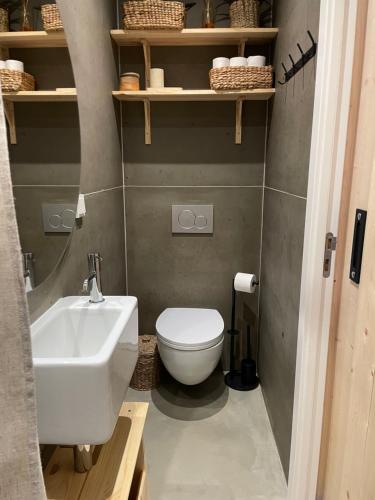 AlmosterにあるVistâmeの白い洗面台とトイレのあるバスルーム
