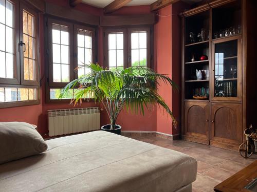 Campillo de ArandaにあるCasa El Besitoの大きなベッドと植物のあるベッドルーム1室が備わります。