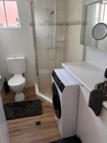 een badkamer met douche en wasmachine bij Surfers Riverside 6 in Gold Coast