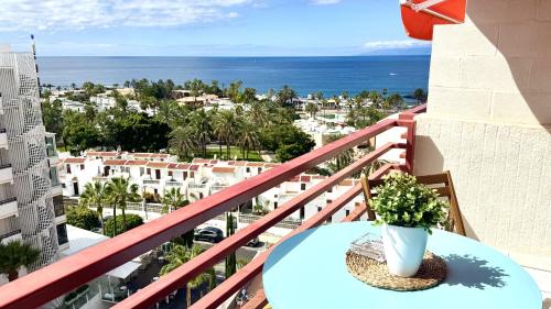 Sea Breeze in Playa de Las Américas by Deihu Experiences