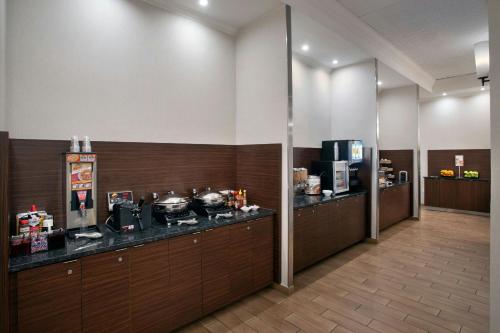 un restaurante con mostrador y aasteryasteryasteryasteryasteryasteryasteryasteryasteryasteryasteryasteryastery en Fairfield Inn & Suites by Marriott Albany Downtown, en Albany