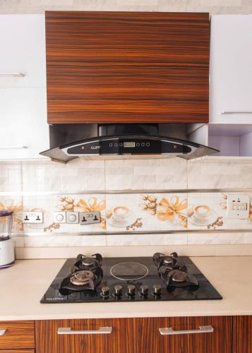 a kitchen with a stove top oven in a kitchen at Tranquil 5BR Duplex in Lekki in Maiyegun