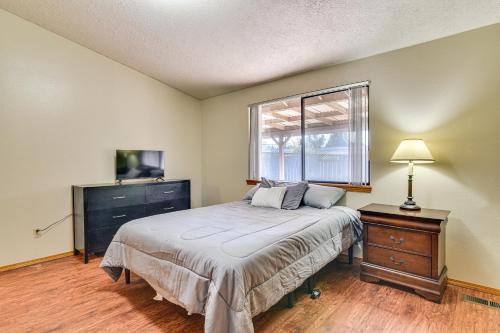 ein Schlafzimmer mit einem Bett, einer Kommode und einem Fenster in der Unterkunft 10 Mi to Dtwn! Gem Near Parks and Trails in Portland in Hazelwood
