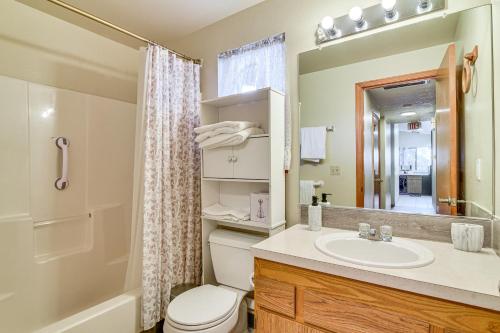 ein Badezimmer mit Toilette, Waschbecken und Dusche in der Unterkunft 10 Mi to Dtwn! Gem Near Parks and Trails in Portland in Hazelwood