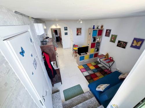 une pièce avec un escalier et un salon dans l'établissement Ca' Luna, à Butera