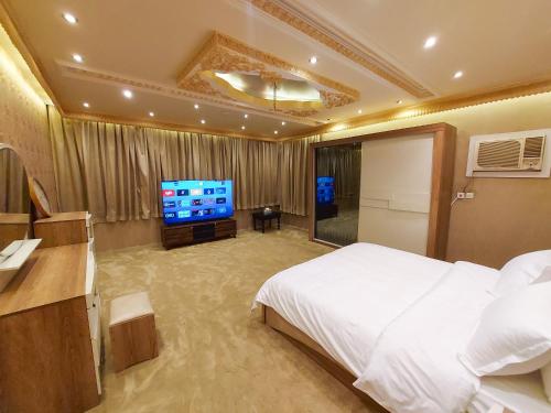 ジッダにあるMira AlSafaのベッドとテレビがあるホテルの部屋