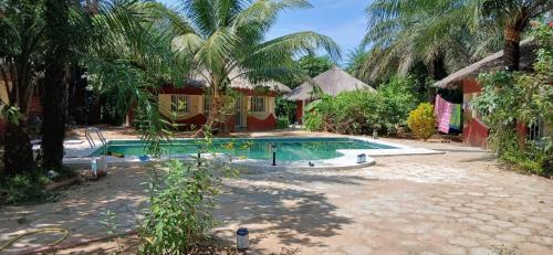 a swimming pool in front of a house at Abené shuDyma lodge in Abene
