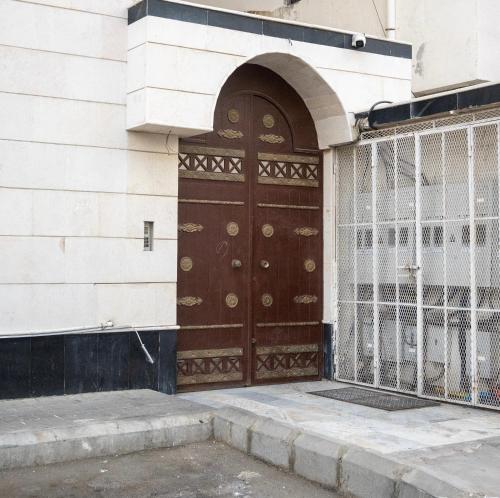 a large wooden door on the side of a building at Mira alsafa in Jeddah