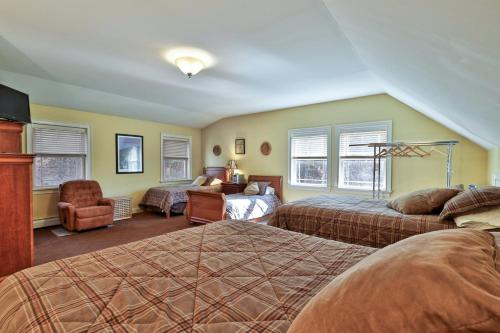 une chambre avec deux lits et un salon dans l'établissement Big Boulder at Killington - Renovated Home with Hot Tub, Sauna, and Views, à Killington Village