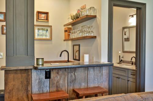 une cuisine avec un comptoir avec un évier et des bancs dans l'établissement Big Boulder at Killington - Renovated Home with Hot Tub, Sauna, and Views, à Killington Village