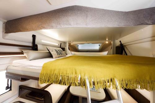 Postel nebo postele na pokoji v ubytování Lodge Camper im Nationalpark mit Aussicht & Geschichte