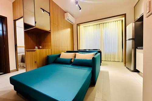 Un dormitorio con una cama azul en una habitación. en Studio New Home | Praticidade em um Só Lugar, en Uberlândia