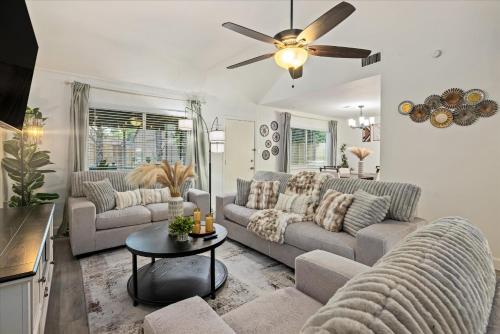 Posezení v ubytování Htown Hot Tub Getaway Swing Set Bbq Yard Games