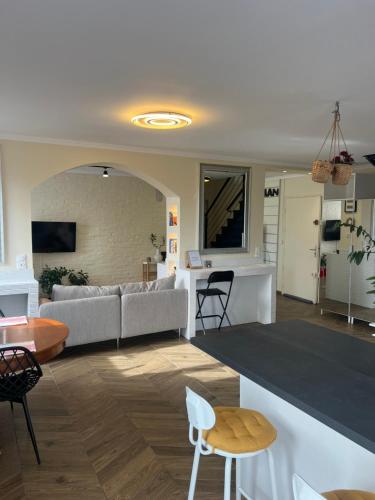 a living room with a couch and a table at Le Duplex in Argenteuil