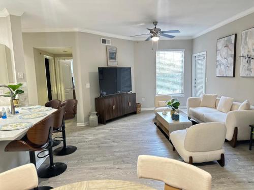 Televiisor ja/või meelelahutuskeskus majutusasutuses Comfortable 2BR Getaway Close to The Woodlands