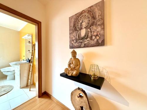 グアルダにあるCasa Dos Passos IIの壁の棚に彫像が置かれている部屋