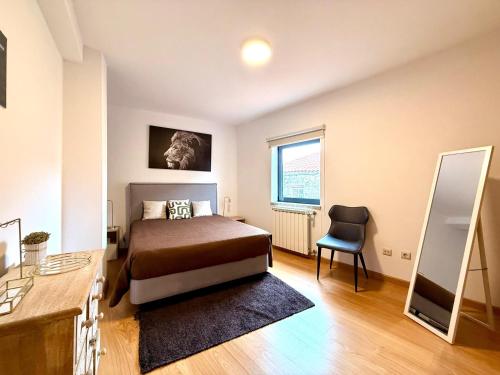 グアルダにあるCasa Dos Passos IIのベッドルーム1室(ベッド1台、鏡、椅子付)