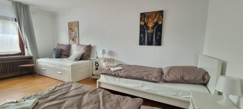 Casaba Suite -260 qm-2 floors- 7 Rooms-Free Private Parking-House with garden في هانوفر: غرفة معيشة مع سرير وكرسي