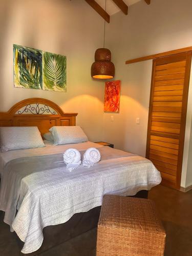 a bedroom with two towels on a bed at Casa Das Árvores BonitoMS in Bonito