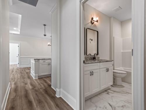 Un baño blanco con lavabo e inodoro. en Seabreeze Pines, en Crawfordville