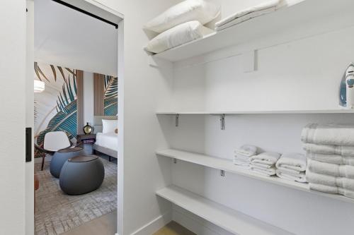 ラスベガスにあるStripViewSuites at Jockey Clubの白いバスルーム(棚に白いタオル付)
