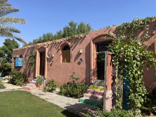 una casa de ladrillo con una puerta en un patio en Tunis Camp, en Tunis