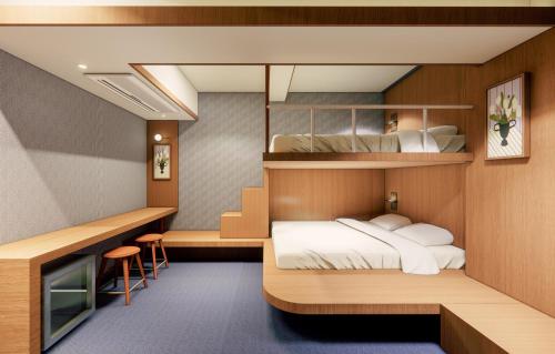 Una pequeña habitación con una cama y un escritorio. en 스테이 마루 종로 Stay Maru Jongno, en Seúl