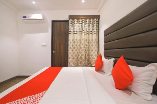 Ένα ή περισσότερα κρεβάτια σε δωμάτιο στο Hotel O Rudraksh