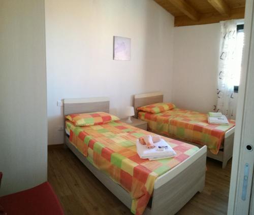 una camera con due letti di Appartamenti Vacanze Mareemare a Capo dʼOrlando