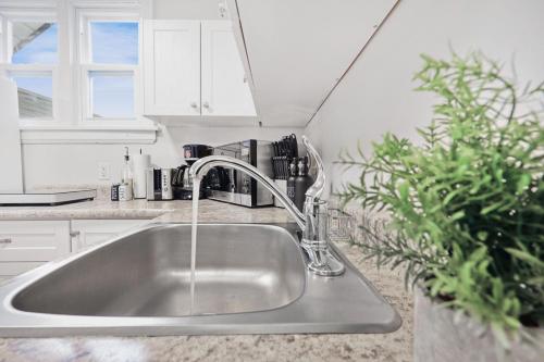 Η κουζίνα ή μικρή κουζίνα στο 2 BR 1 Bath Apt with Parking and Close to all Amenities