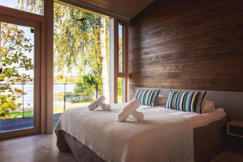 una camera da letto con un letto con due orsacchiotti sopra di Stay North - Rönnäs a Labby