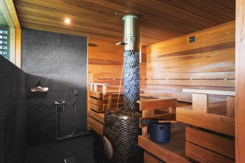 una sauna con un tubo in una stanza di legno di Stay North - Rönnäs a Labby