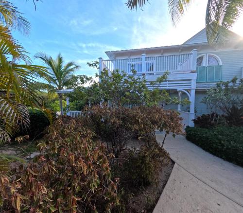 Κήπος έξω από το Townhouse Villa 6 The Village at Hoopers Bay