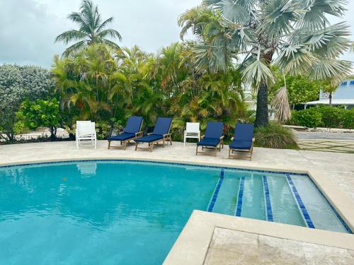 Πισίνα στο ή κοντά στο Townhouse Villa 6 The Village at Hoopers Bay