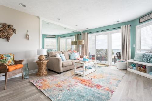 een woonkamer met een bank en een tafel bij Sandy Haven 109 Direct Beach Access Downtown Tart Trail in Fivemile Corner