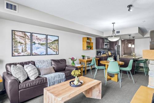 ein Wohnzimmer mit Sofa und Tisch in der Unterkunft Rockies Getaway 2BR with Patio Hot Tub and Gym in Dead Man's Flats