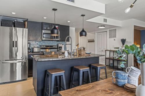 eine Küche mit einer großen Insel mit Barhockern in der Unterkunft Amazing 3BR Condo With Hot Tub Access and Mtn Views in Dead Man's Flats