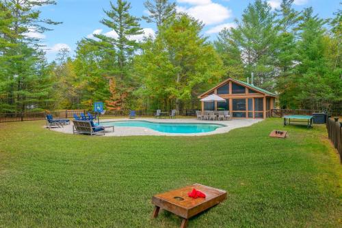 Πισίνα στο ή κοντά στο The Epic Sunday River Getaway