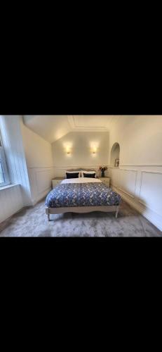 een slaapkamer met een groot bed in een kamer bij Kirkgate 2 bed - Coorie Doon Stays in Irvine