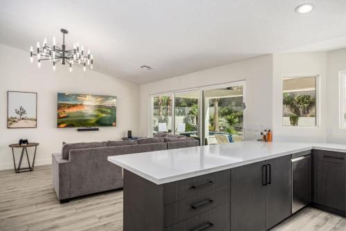 メスキートにあるDesert Dream Retreat-Golf And Pool Paradiseのキッチン、リビングルーム(ソファ付)