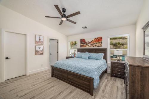 メスキートにあるDesert Dream Retreat-Golf And Pool Paradiseのベッドと天井扇風機のある寝室