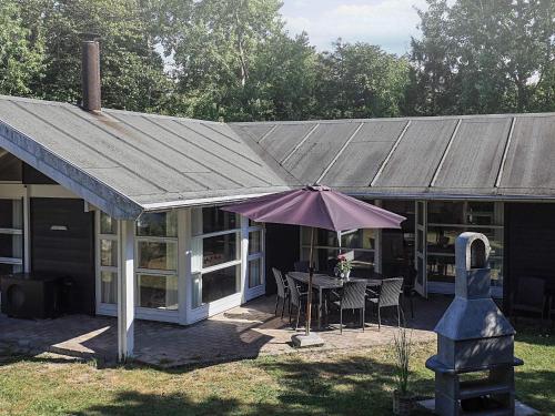 En have udenfor 10 person holiday home in Væggerløse-By Traum